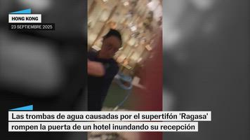 Las trombas de agua en Hong Kong rompen las puertas de un hotel inundando su entrada
