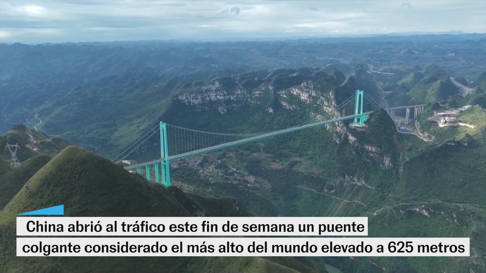 Chica abre el tráfico al puente colgante más alto del mundo
