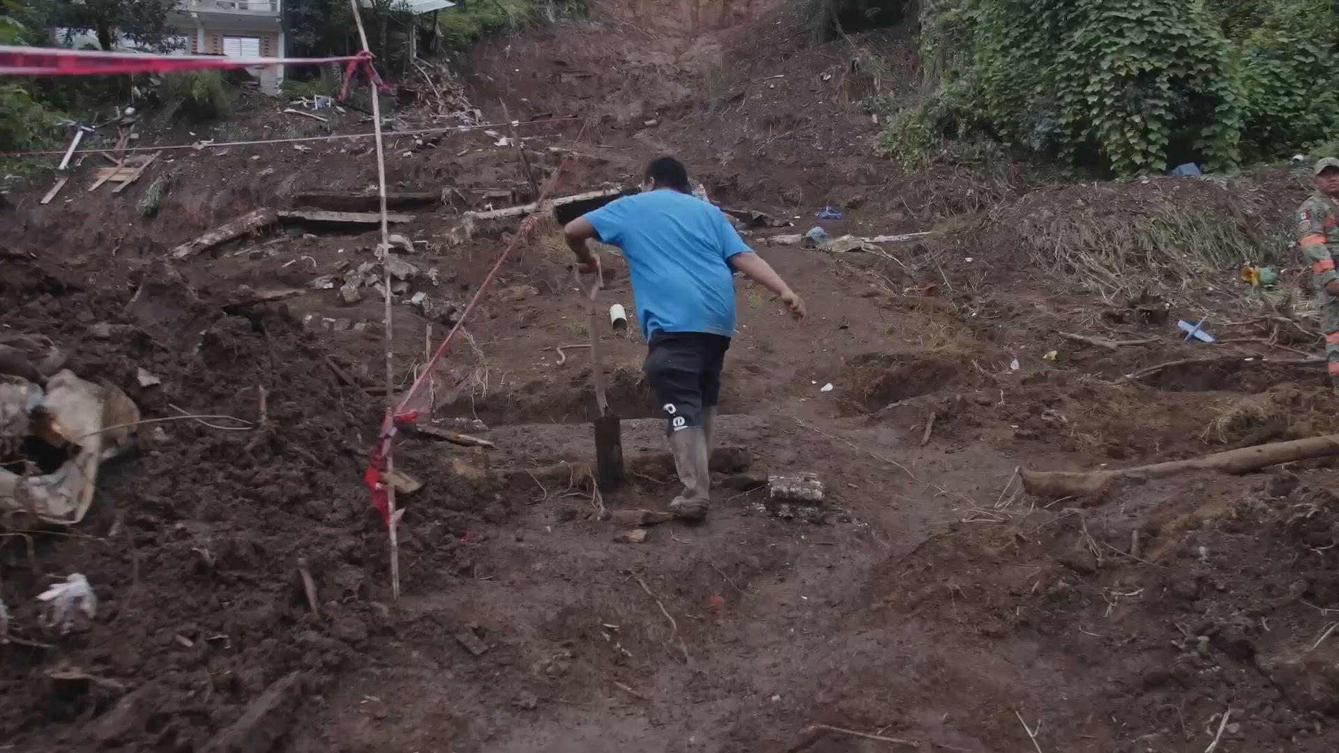 Los habitantes de Huauchinango continúan la búsqueda de desaparecidos bajo el lodo