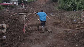 Los habitantes de Huauchinango continúan la búsqueda de desaparecidos bajo el lodo