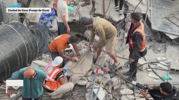 Israel bombardea Gaza dejando al menos un centenar de muertos, entre ellos 46 niños