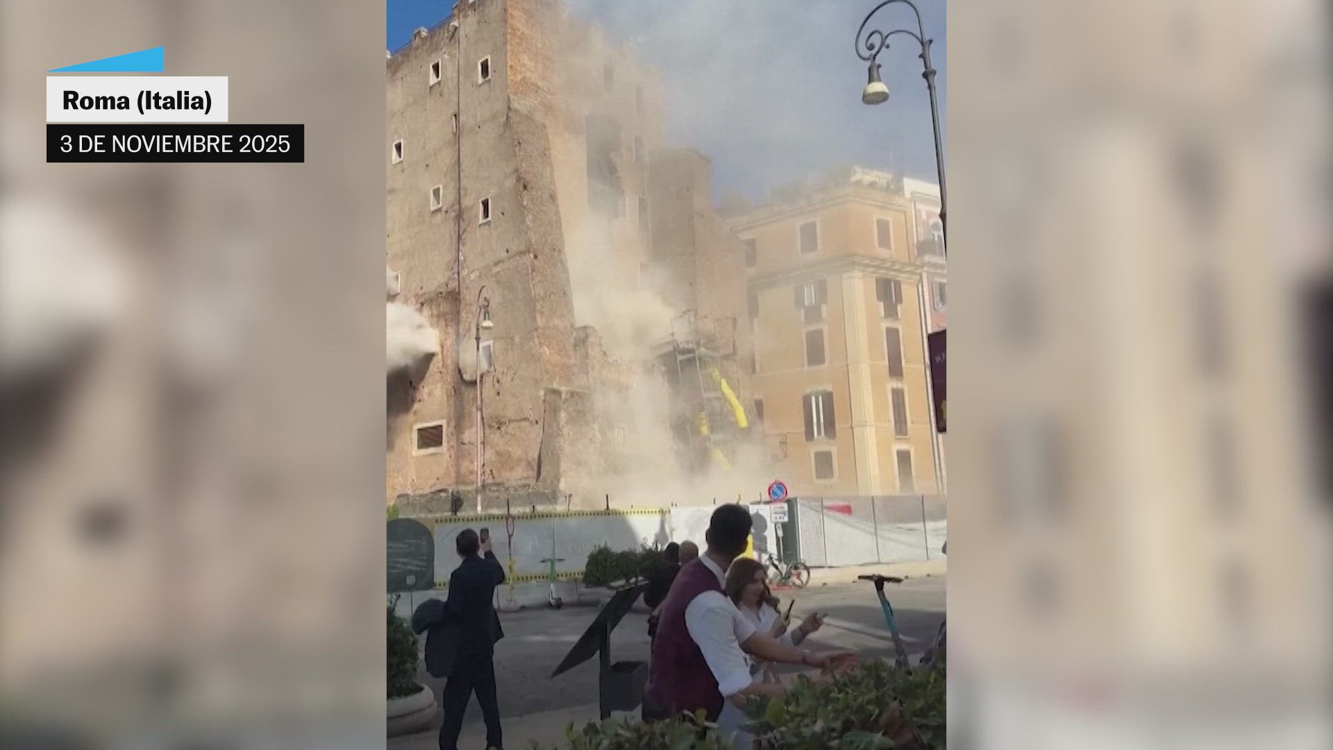 Estas son las imágenes del momento del derrumbe de la Torre de los Conti en Roma