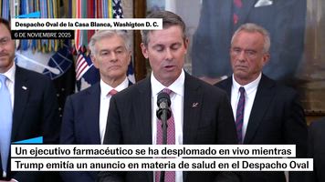 Un ejecutivo farmacéutico se desmaya ante Trump en un acto en vivo