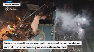 Imágenes de rescatistas retirando escombros en Ternópil, en Ucrania