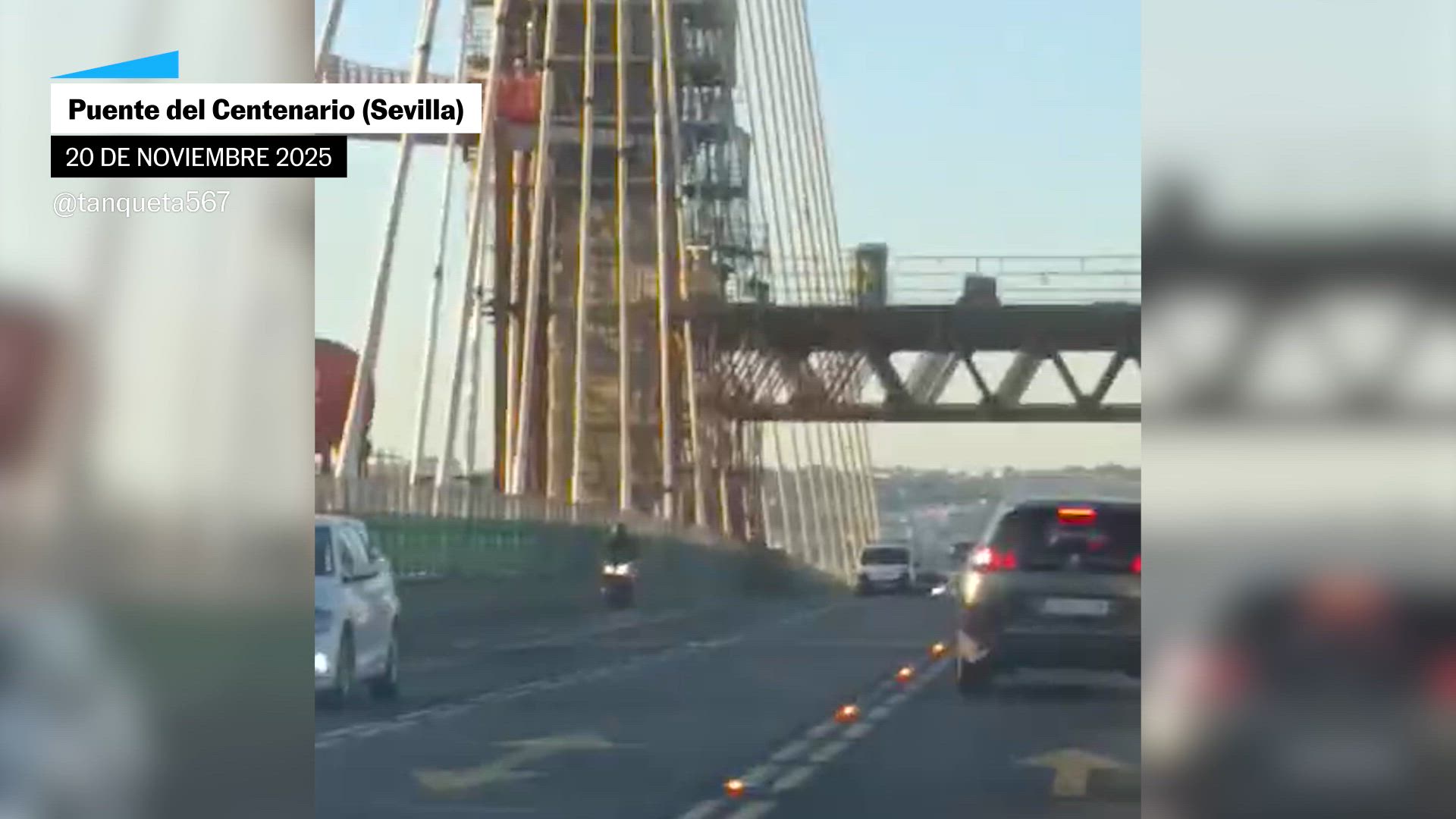 La caída de una cabina de aseo portátil sobre el Puente del Centenario de Sevilla