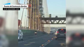 La caída de una cabina de aseo portátil sobre el Puente del Centenario de Sevilla