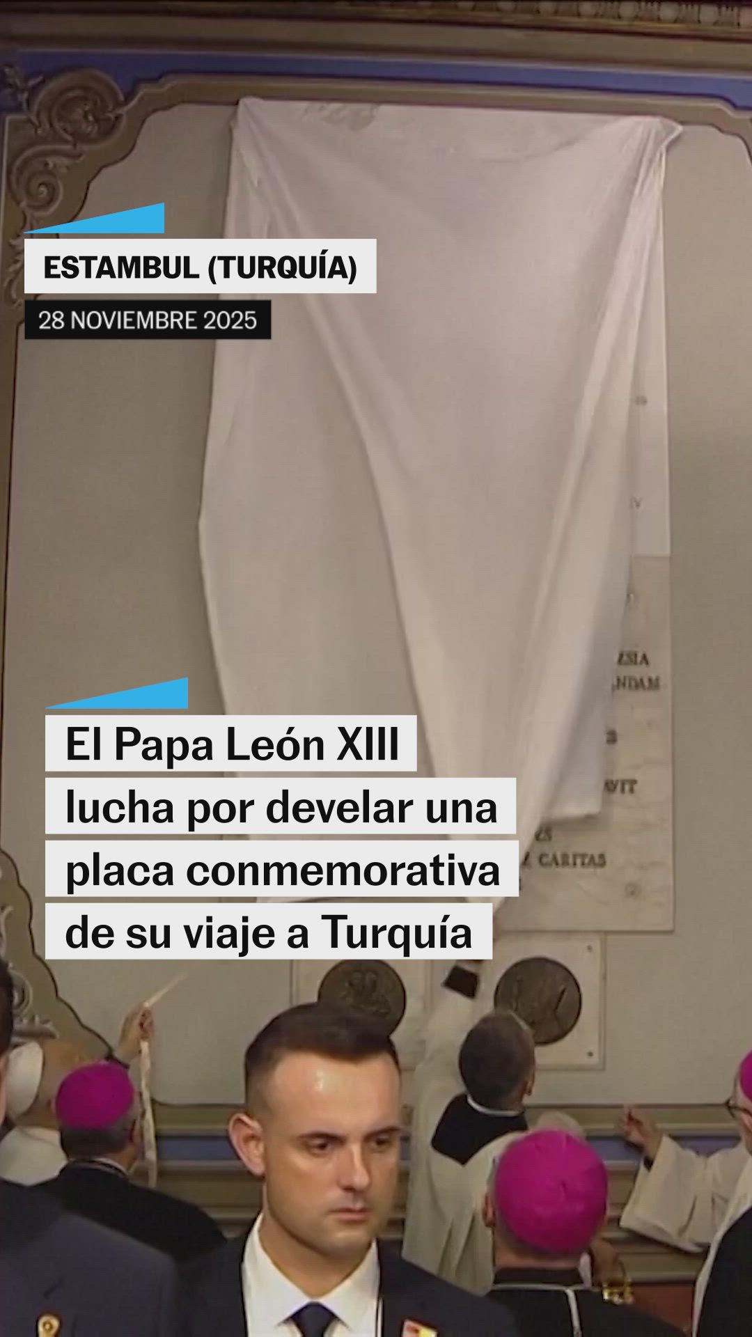 León XVI lucha por desvelar una placa conmemorativa de su viaje a Turquía