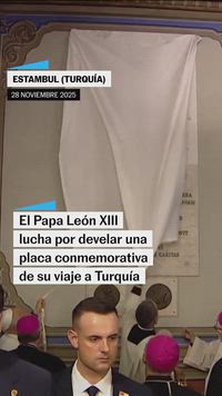 León XVI lucha por desvelar una placa conmemorativa de su viaje a Turquía
