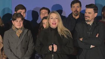 María Guardiola abre la campaña electoral con la pegada de carteles