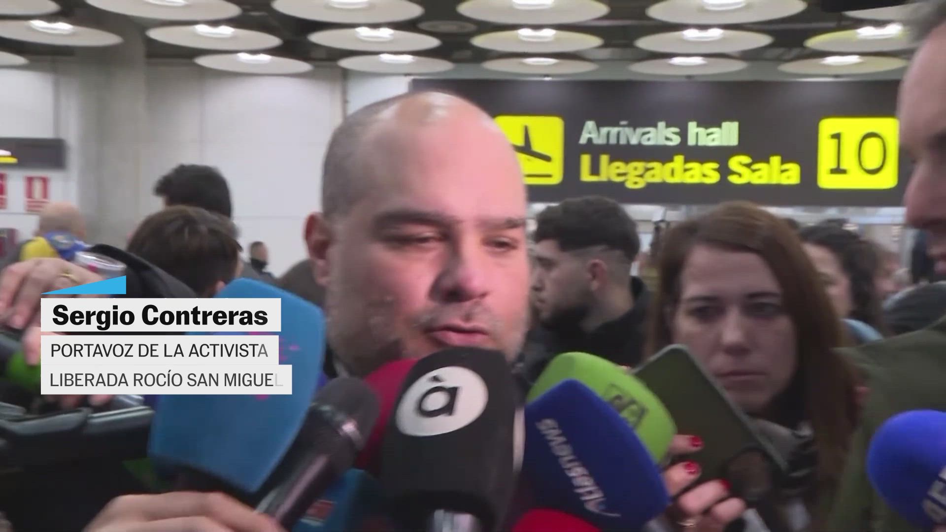 Familiares y amigos esperaron en Barajas a los presos liberados por Venezuela