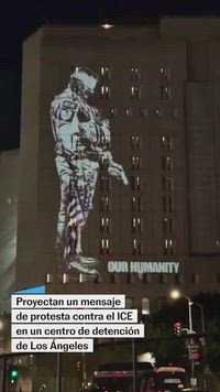 Proyectan un mensaje de protesta contra el ICE en Los Ángeles