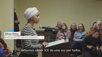 Un hombre ataca con líquido a la representante demócrata Ilhan Omar