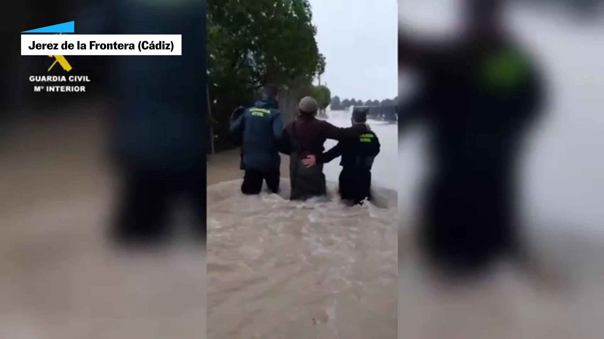 La Guardia Civil evacúa a medio centenar de personas por la crecida del río Guadalete en Jerez