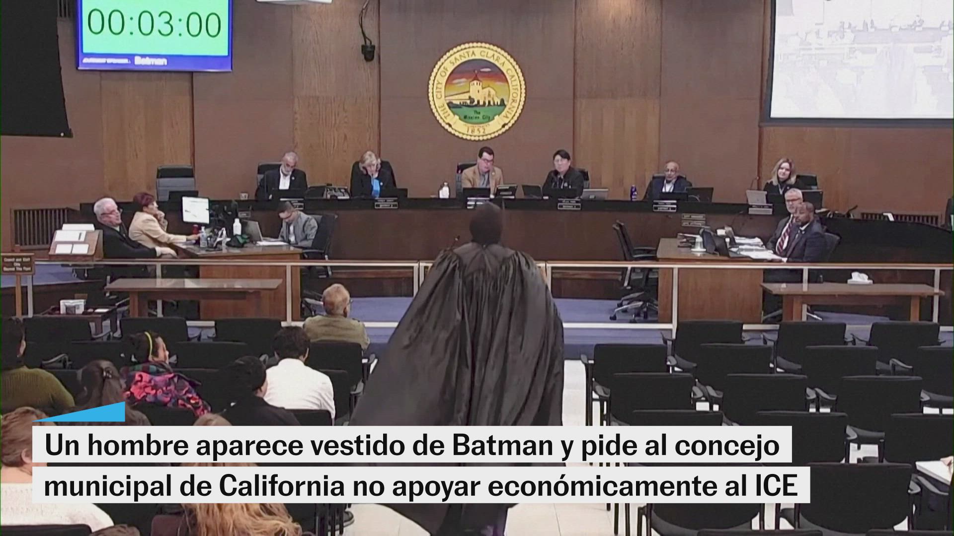 Un hombre vestido como Batman  pide al concejo municipal de California que no financie al ICE