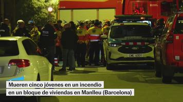 Los servicios de emergencias trabajan en el lugar del incendio de Manlleu