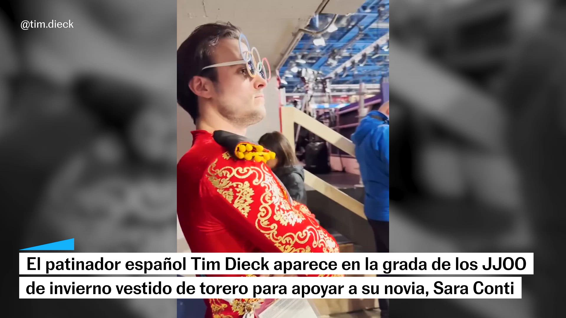 El patinador español Tim Dieck se viste de Torero para apoyar desde la grada a su novia, Sara Conti