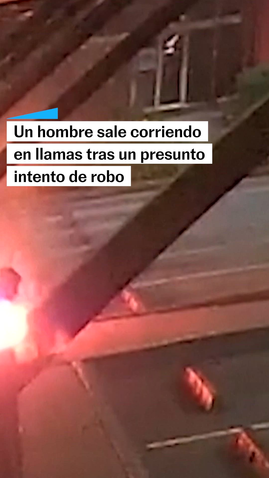 HOMBRE sale corriendo en LLAMAS tras un presunto robo