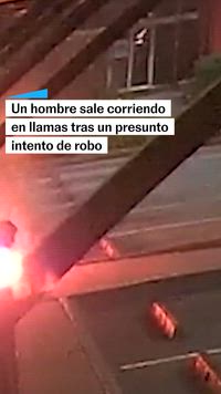 HOMBRE sale corriendo en LLAMAS tras un presunto robo