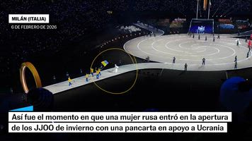 Una mujer rusa lleva una pancarta en apoyo a Ucrania durante la ceremonia de apertura de los JJOO