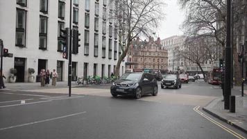 Ciudadanos reaccionan al arresto del expríncipe Andrés