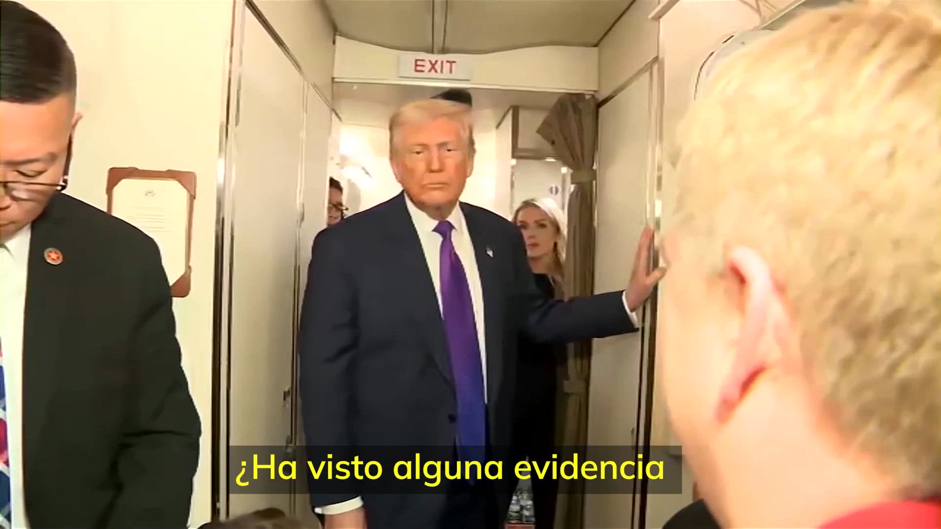 Donald Trump habla con periodistas a bordo del Air Force One