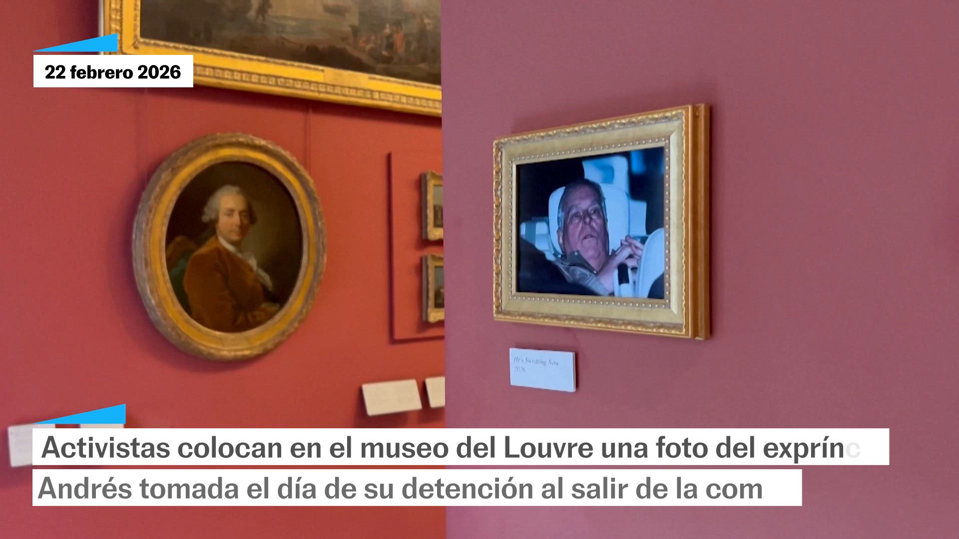 Activistas colocan una foto del príncipe Andrés en el museo del Louvre