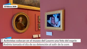 Activistas colocan una foto del príncipe Andrés en el museo del Louvre