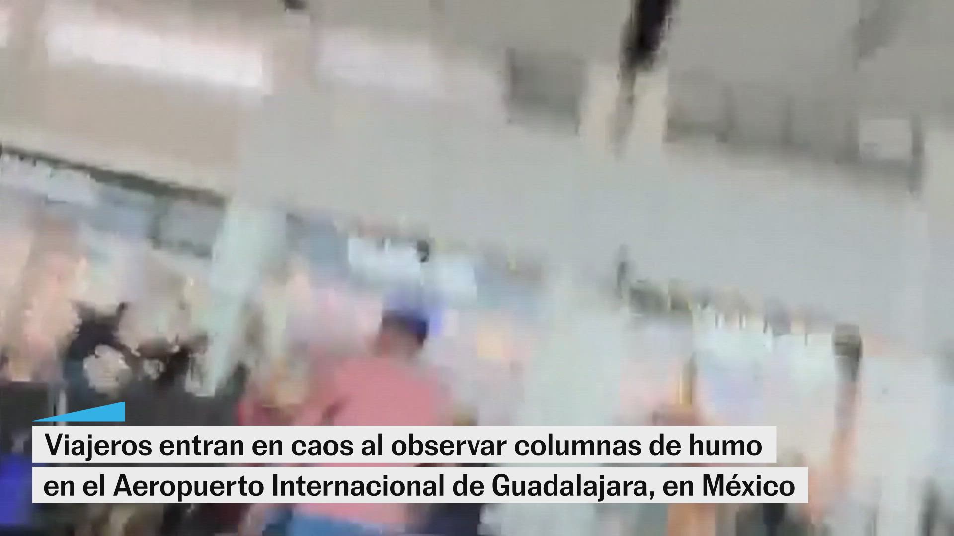 Viajeros entran en caos en el Aeropuerto de Guadajara (México), tras el asesinato de 'El Mencho'