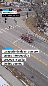La aparición de un agujero provoca la caída de dos coches en Nebraska