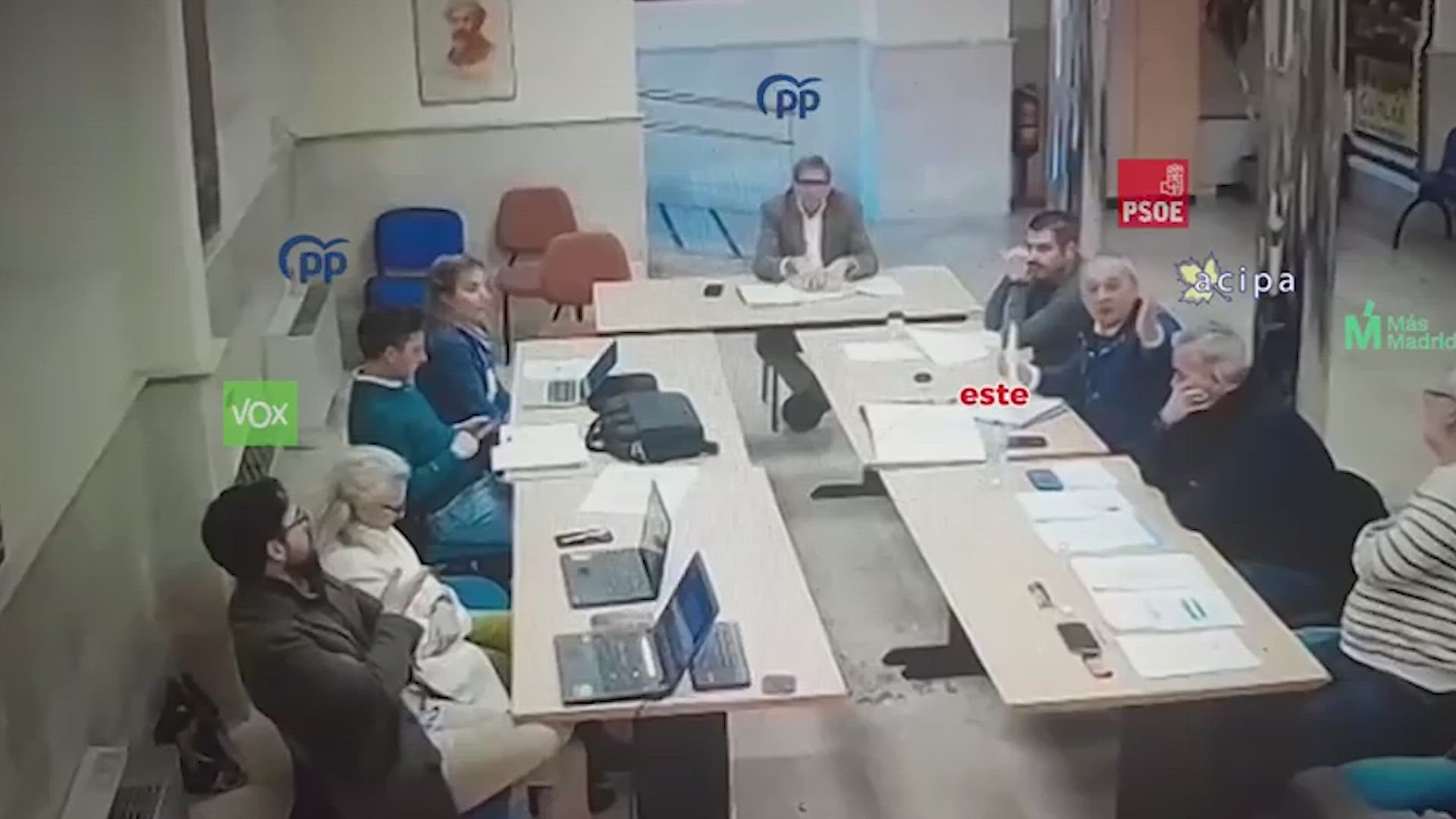 El momento en que un concejal del PSOE lanza un café al portavoz de Vox