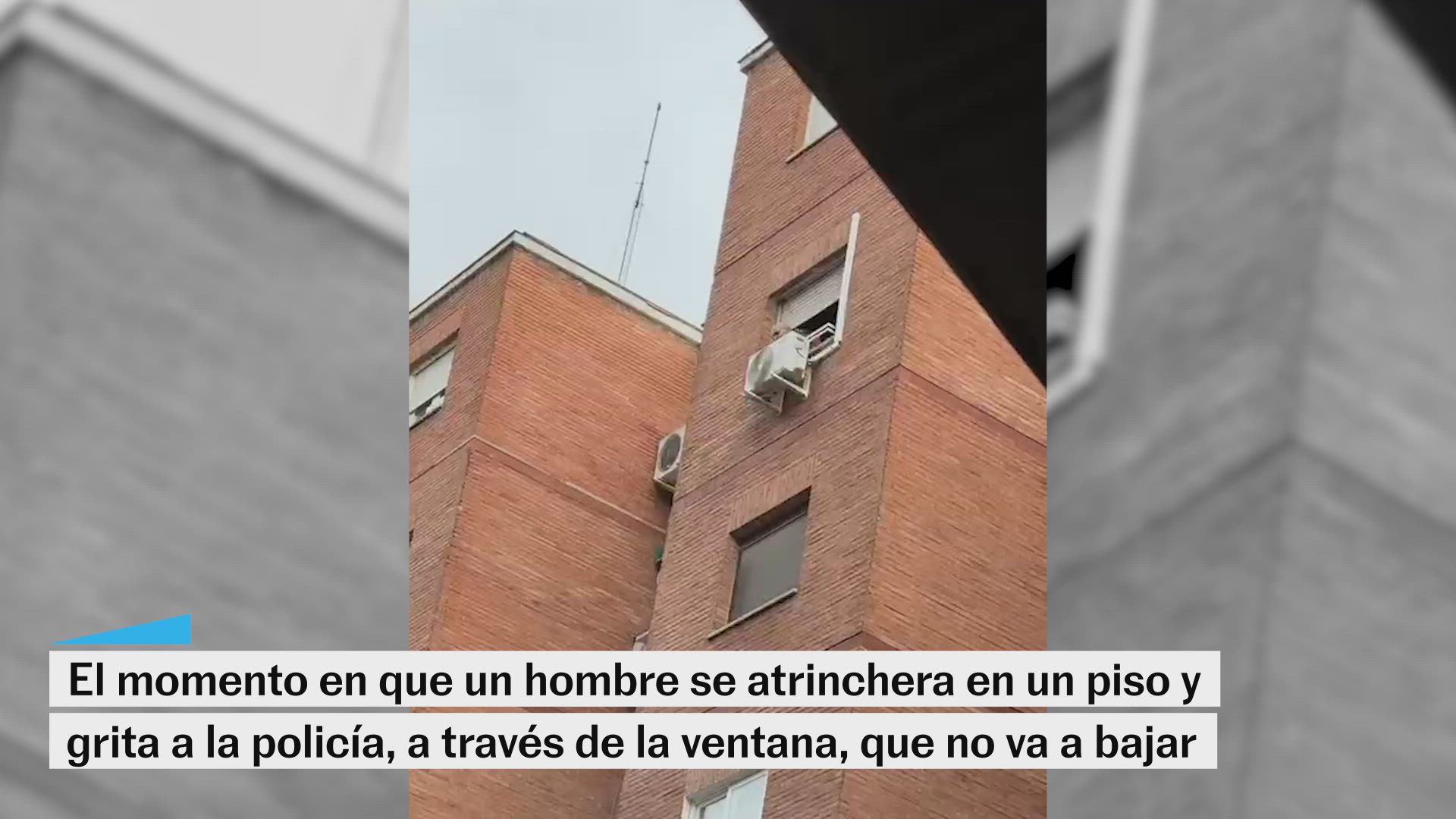Un hombre amenaza con una catana a sus compañeros de piso