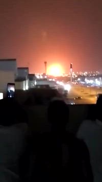 Captan la explosión de un misil en la petrolera 'Saudi Aramco' en Arabia Saudí
