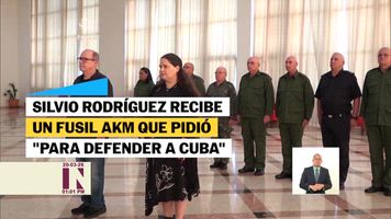 Silvio Rodríguez recibe el fusil AKM que pidió para defender a Cuba si “se lanza” Estados Unidos