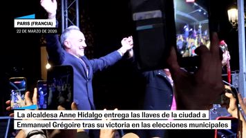 La alcaldesa Anne Hidalgo entrega las llaves de París a Emmanuel Grégoire